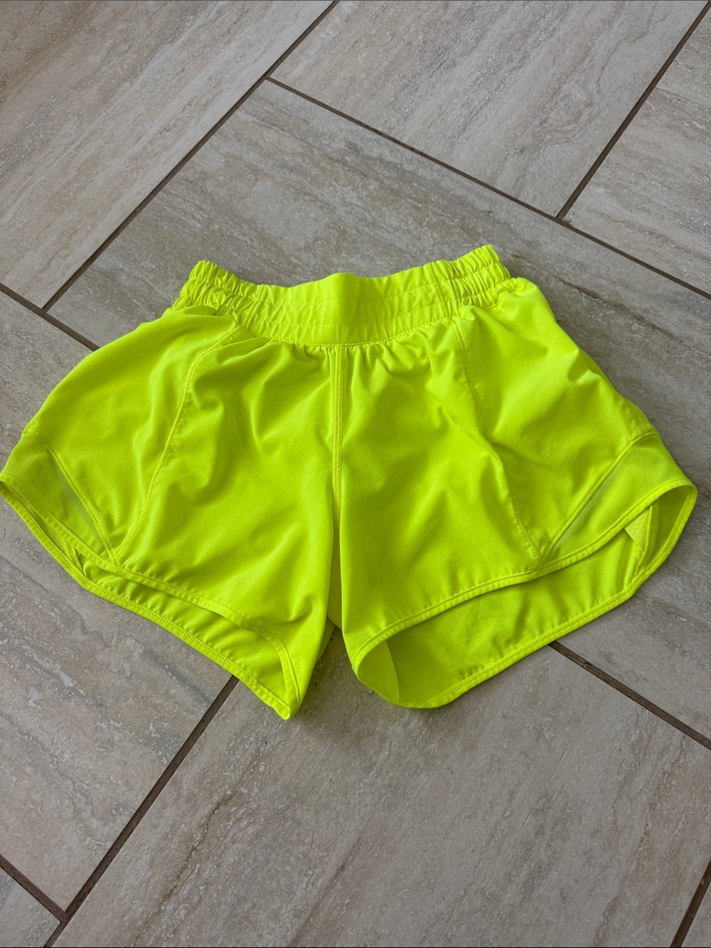 Lululemon Hotty Hot Short II Long 4"
Highlight Yellow